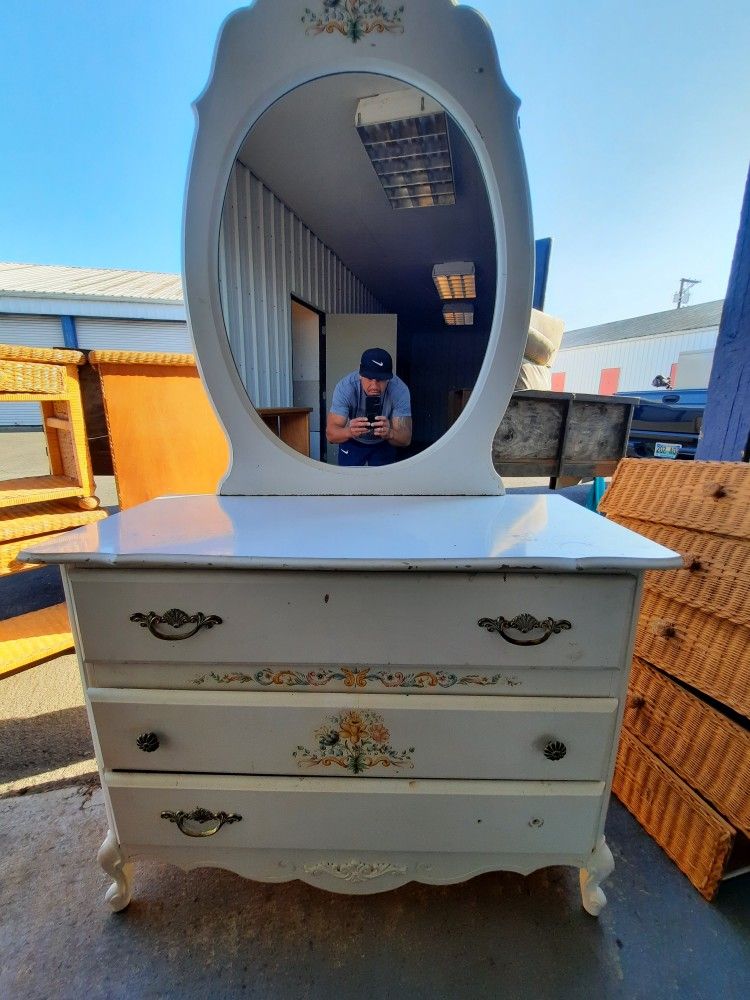 Dresser set