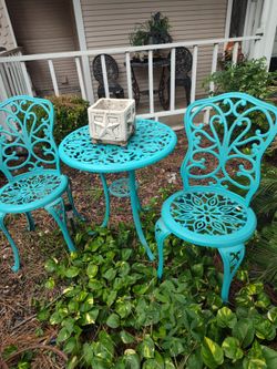 Beautiful very very heavy iron PATIO BISTRO SET AVAILABLE MESA Y DOS SILLAS DE FIERRO PESADO PESADO PESADO