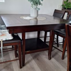 Dinnig Table