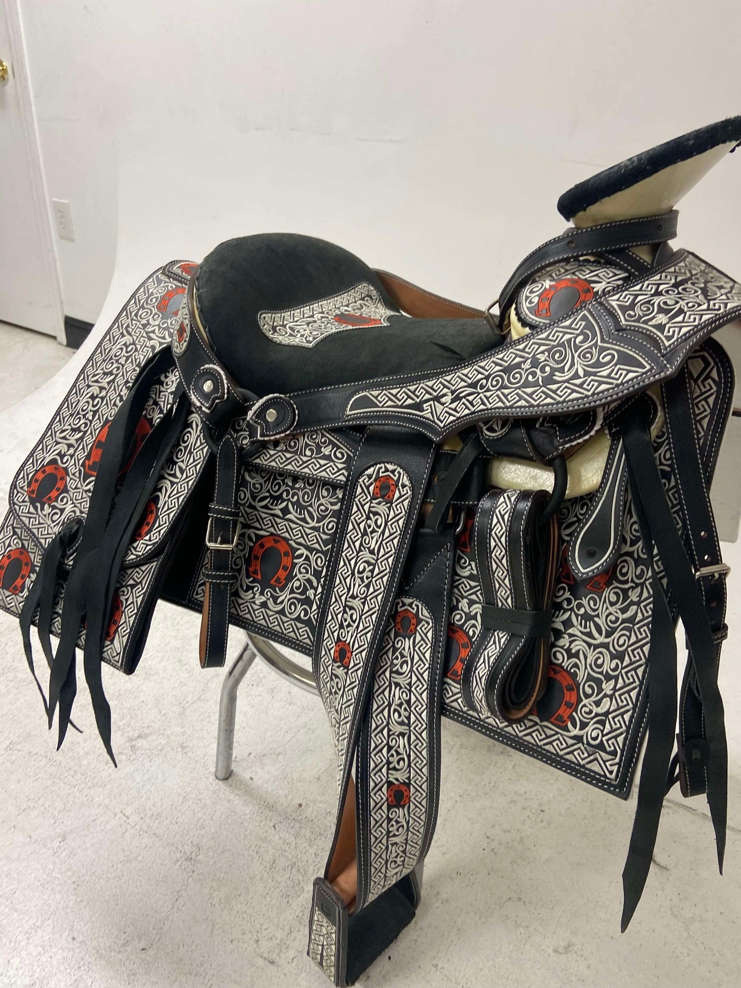 Montura charra bordada con cantinas Cuadradas