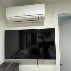Hisense 50" inch Smart TV with stand, mount and remote