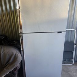 Refigerator 