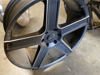 Only one rim 22x9 $48
