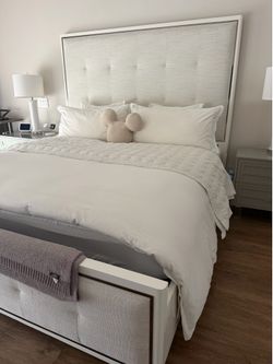 City furniture upholstered bed