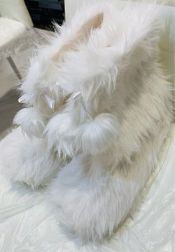 Cute White Pom-Pom Bootie Slippers