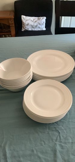 Gibson Elite Dinner Plates and bowls - Set of 23 8 big (11 in) 7 small (8 in) and 8 bowls