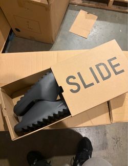 🔥 YEEZY SLIDES — ALL COLORS AVAILABLE 🔥