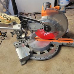 Sierra ingletadora deslizante de doble bisel de la marca Ridgid.