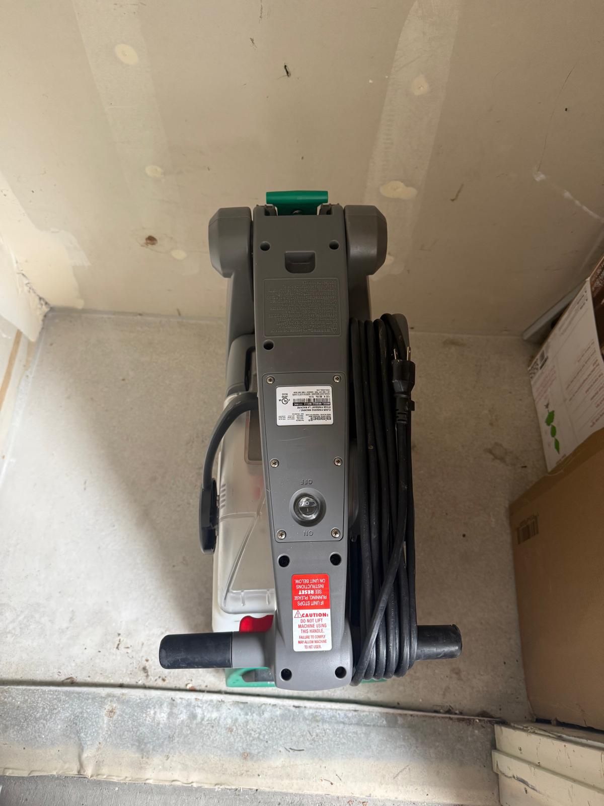 Carpet cleaning machine