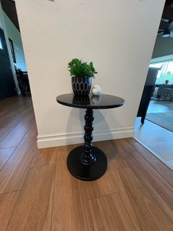 Black accent table round top