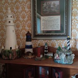 lot of 5 Lighthouse figurines and lamps