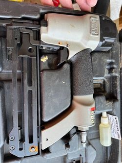 Pneumatic 1/4 Inch Narrow Crown Stapler With Hard Case