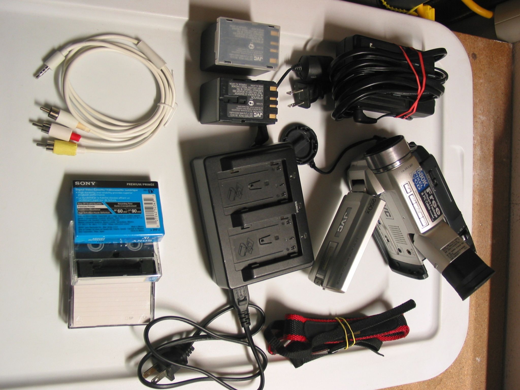 Vintage MiniDV tape Camcorder & Playback Transfer Camera w/Built-in Light JVC GR-DVL805U