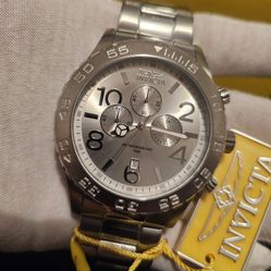 MEN'S BRAND NEW BIG FACE LUXURY ALL SILVER TONE 100% AUTHENTIC INVICTA CHRONOGRAPH WATCH.