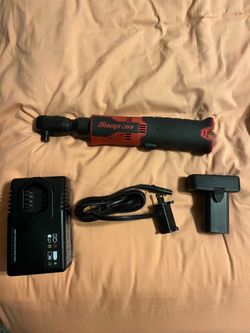 SNAPON 14.4 V 3/8" Drive MicroLithium Cordless Ratchet Kit (Red) CTR861K2