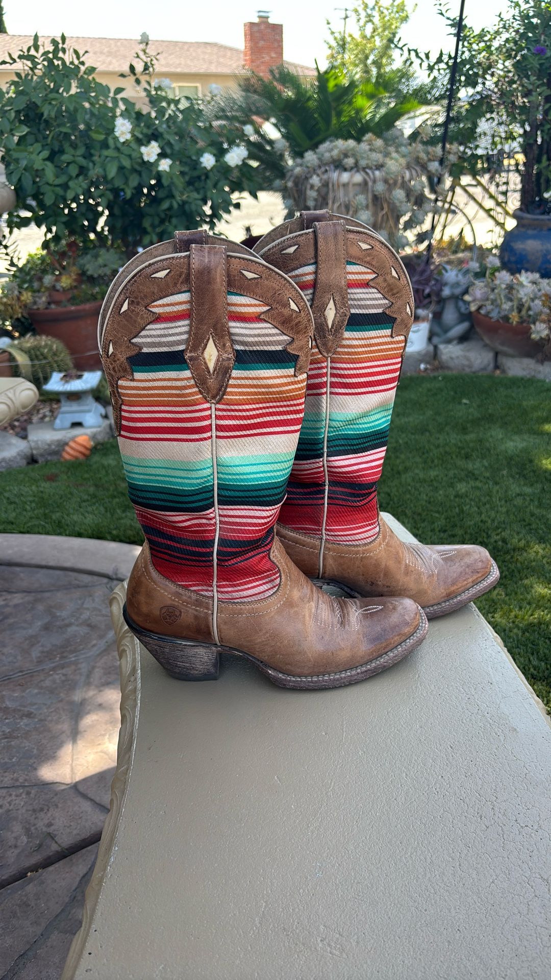 USED WOMEN ARIAT BOOTS