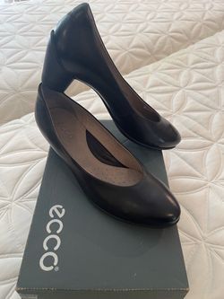 ECCO Black Leather Low Heel Pumps