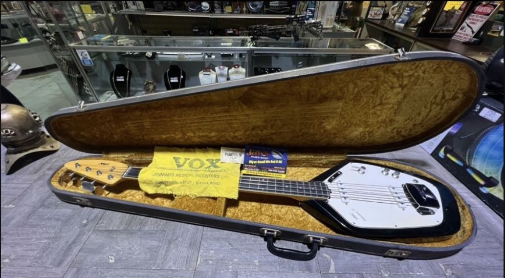Vintage late 1960’s VOX Phantom IV base guitar made in Italy comes with original case pick up only