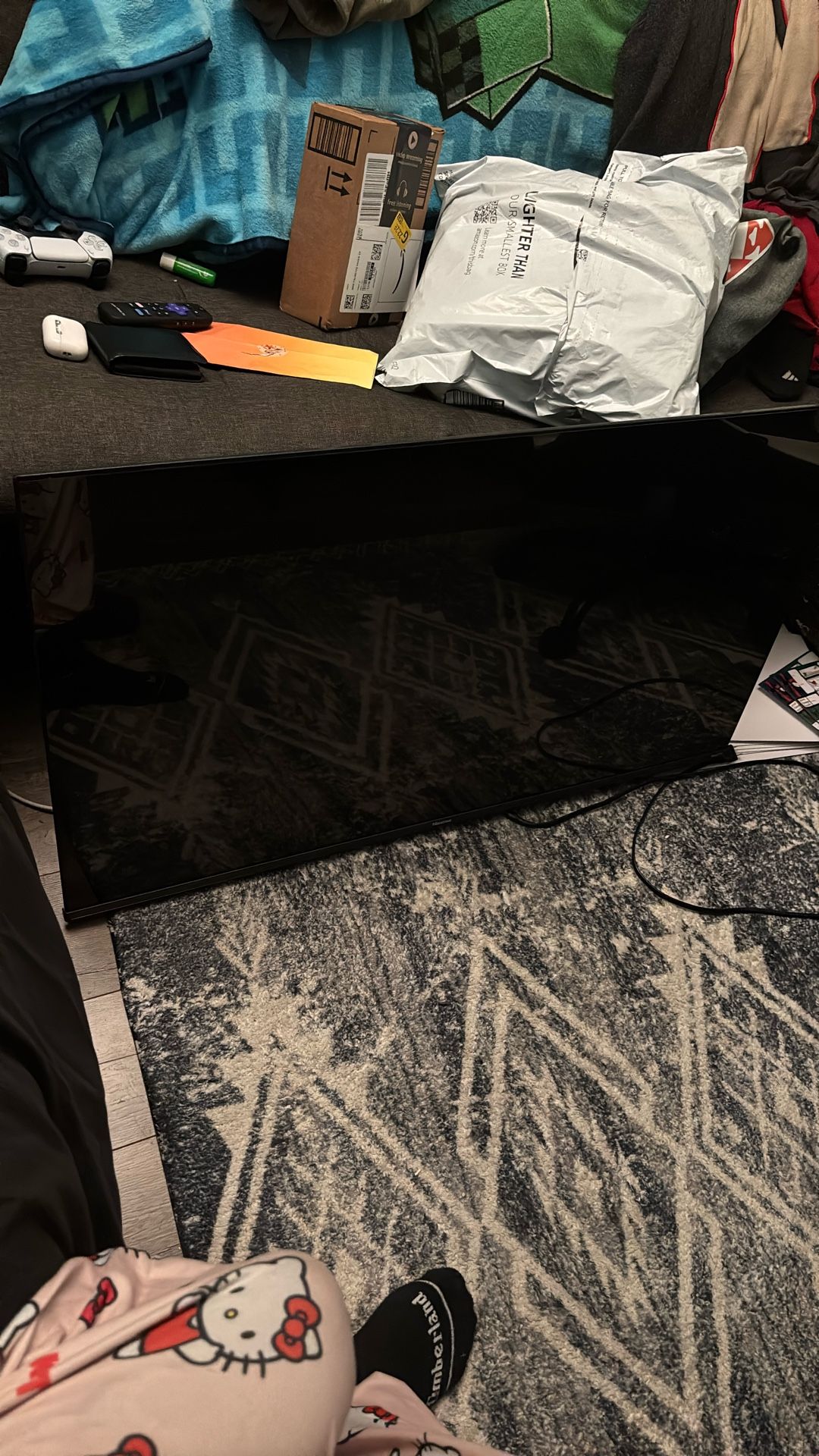 43 Inch Hisense Roku Tv and Wall Mount