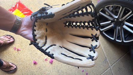 Rawlings heart of hide outfielders glove 12 and 3/4 inch