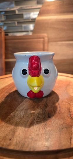 VINTAGE CERAMIC 🐔CHICKEN CREAMER/EGG White SEPARATOR is a charming kitchen tool made of ceramic, designed to separate egg whites with ease. Its cute