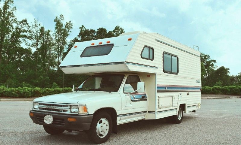 Photo Length 21 Sleep Capacity 6 Clean RV Toyota !!