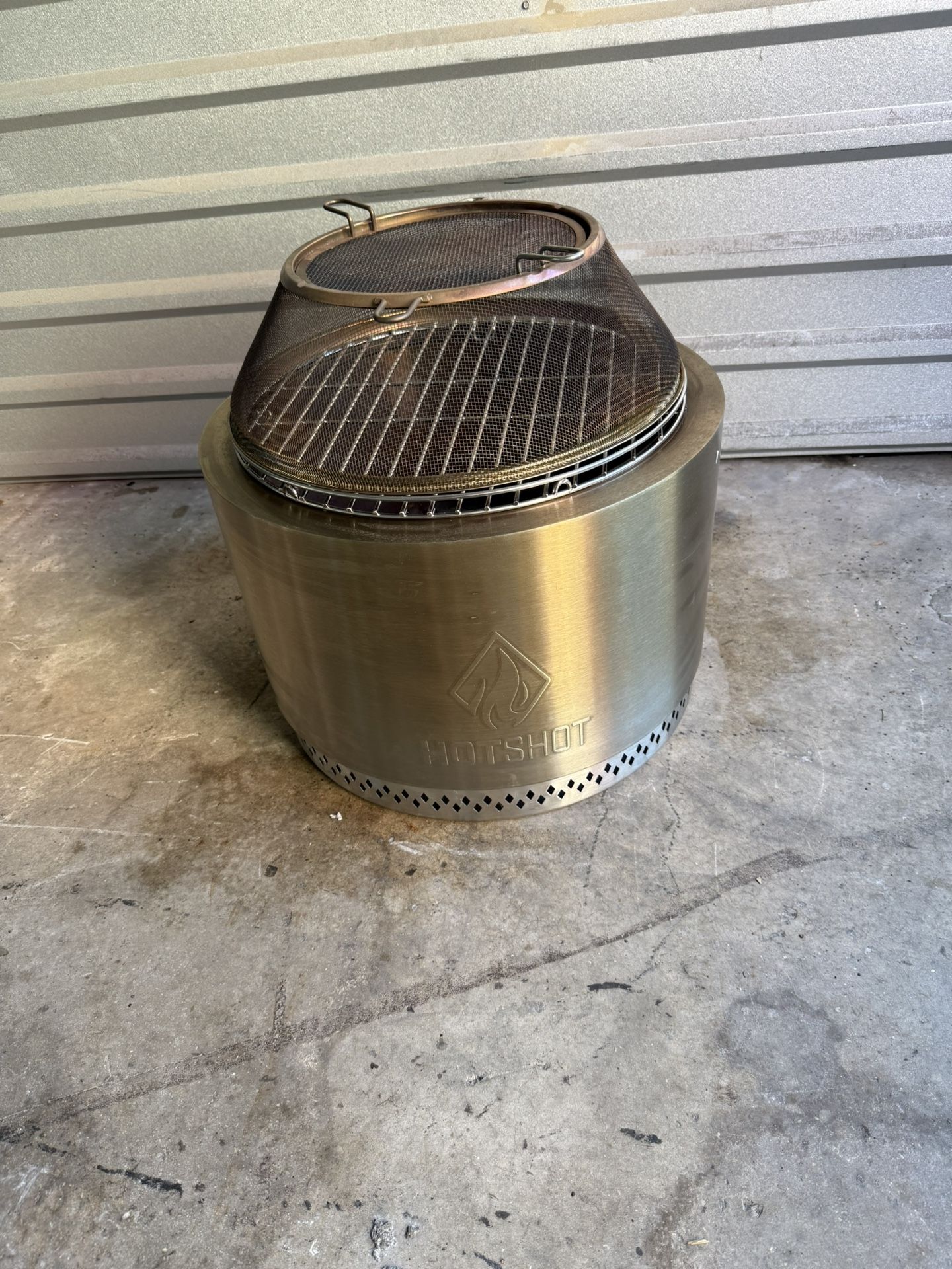 HotShot 22 Inch Wood Burning Fire Pit With Grill