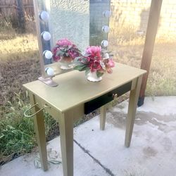 Glam Gold Vanity Makeup Table with Hollywood Lights