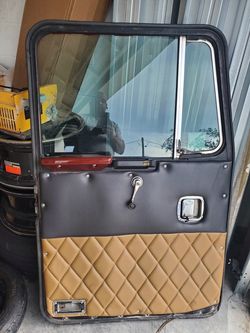 Kenworth T600 driver door