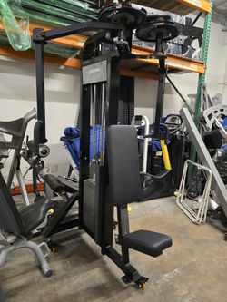Life fitness pro 2 pec fly / rear delt commercial gym equipment exercise fitness weight machine