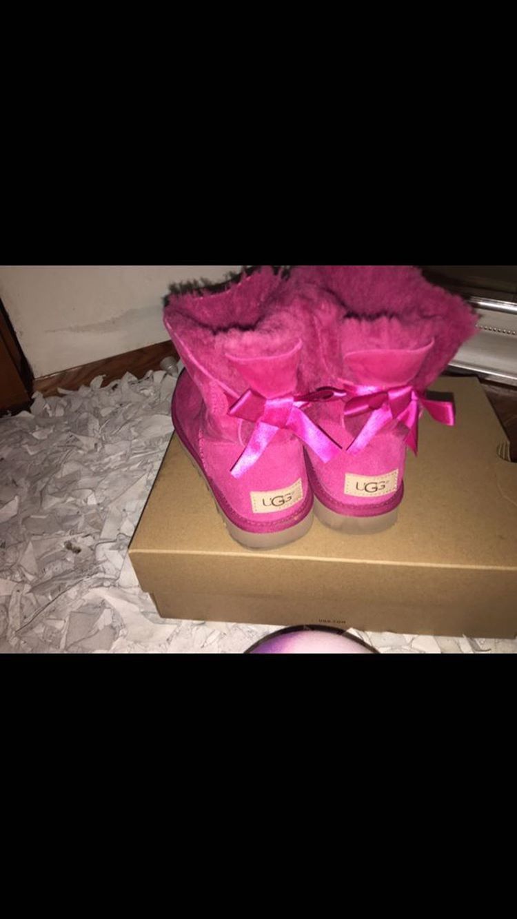 Women’s UGGS size 6