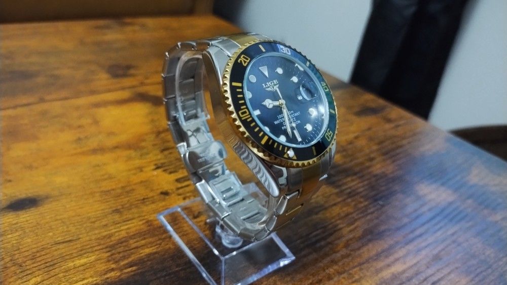 Black And Gold Bezel Luxury Style Watch