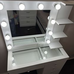 Makeup Vainty With Glass Top 