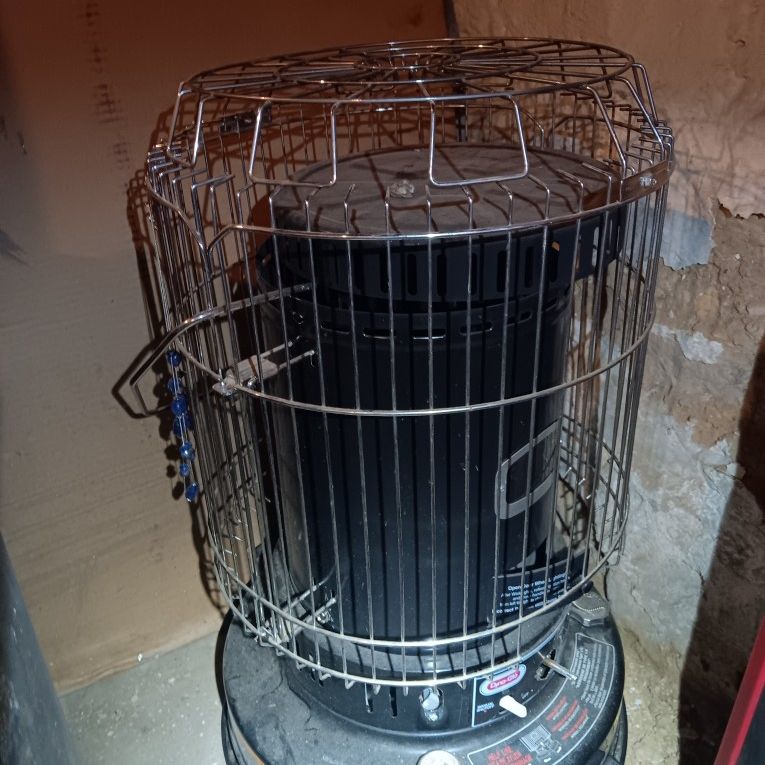 Dyna-Glo WK95C8C 23,800 BTU Indoor Kerosene Convection Heater for Sale in  Reading, PA - OfferUp