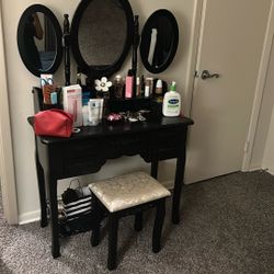 Dressing Tabel With 3mirrors