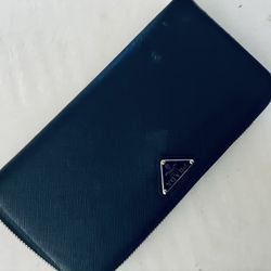 Prada Zipper Wallet In Black