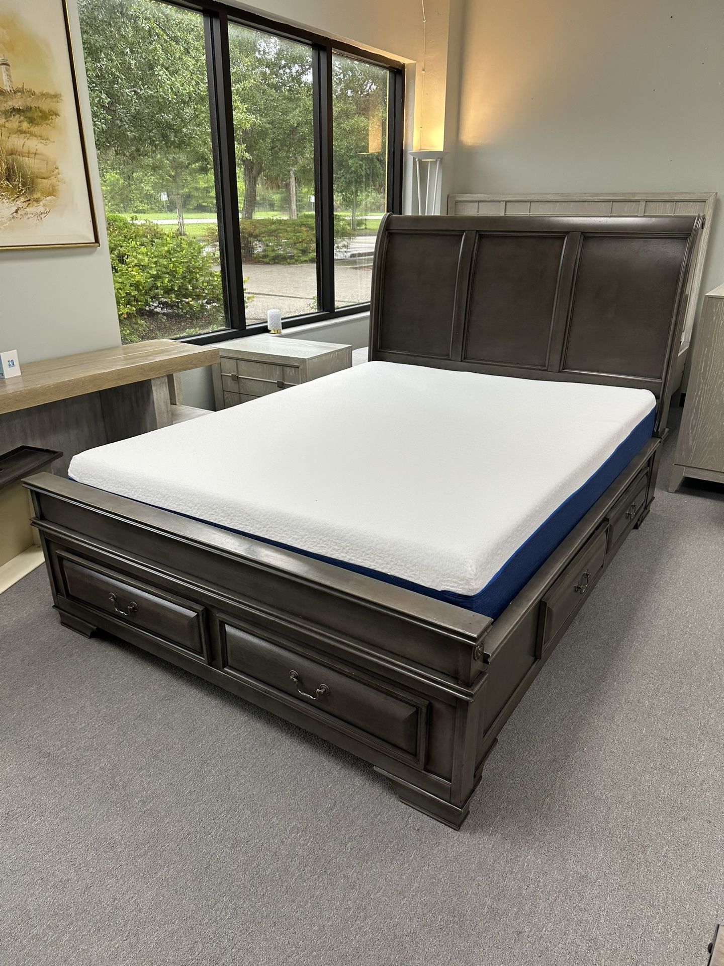 Queen bed frame (FREE 24H DELIVERY AND SETUP)