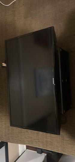 Samsung Flat Screen TV with Wall Mount