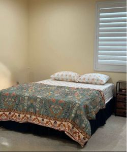 Queen Zinus 12” Green Tera Cooling Memory Foam Mattress – Excellent Condition
