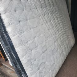 Queen Size Thick Pillow Top Bed Can Deliver 
