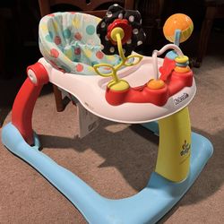 Kolcraft Tiny Steps Andador para Bebé 2 en 1, Plegable, Sentado O para Caminar Detrás