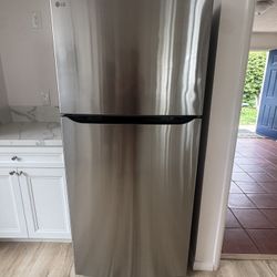 LG REFRIGERATOR LIKE NEW