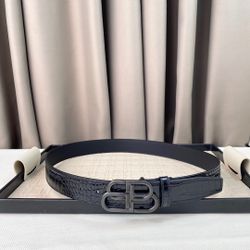 A belt of the same style for men and women