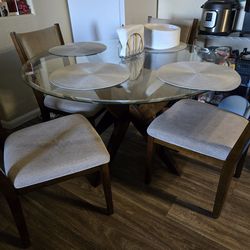Dinning room table w/4 chairs