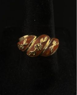 -Gorgeous 18K ring with red enamel and flower design
