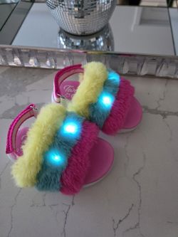 New toddler Size 5c
Fuzzy sandals