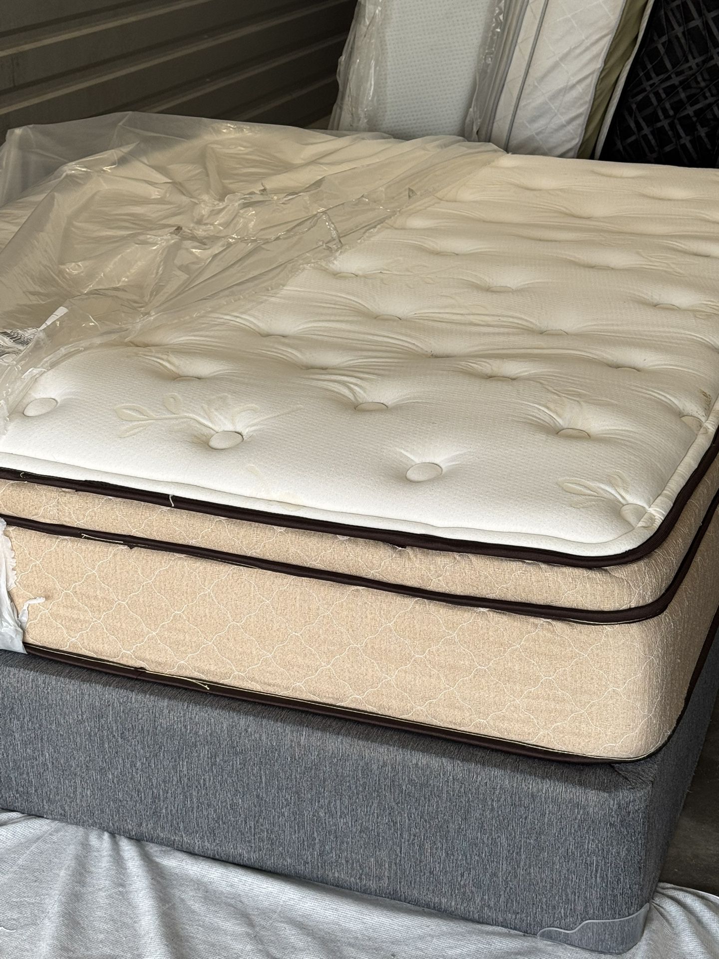 USED QUEEN SIZE PILLOWTOP MATTRESS WITH BOX SPRINGS DELIVERY 🚚 AVAILABLE