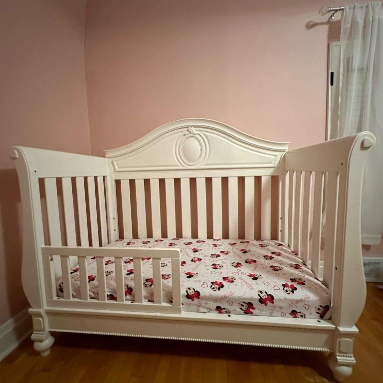disney princess crib and dresser Disney Princess 3-in-1 Crib and Dresser for Sale in Stickney, IL