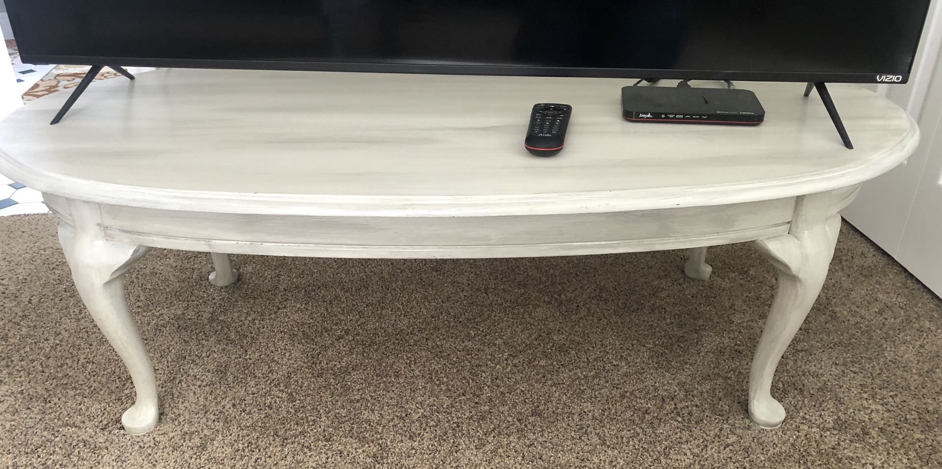Oval Off White Coffee Table in excellent Condition!