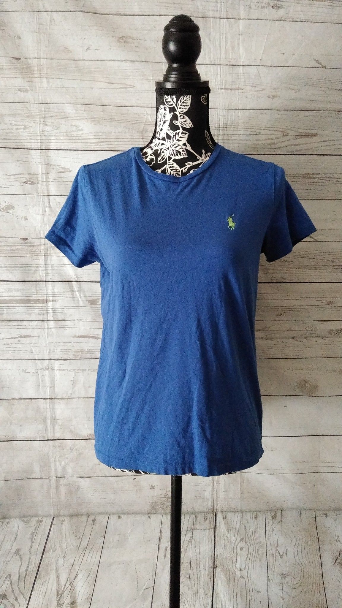 Cute Ralph Lauren Shirt , women's size M ( excellent condition )